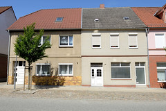 Teterow  ist eine Stadt im Landkreis Rostock in Mecklenburg-Vorpommern; einstöckige Wohnhäuser mit unterschiedlicher Fassadengestaltung in der Warener Straße.