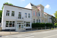 Fotos aus dem Hamburger Bezirk und Stadtteil Wandbek; Wohnhäuser an der Schloßstraße.