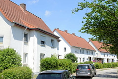 Fotos aus dem Hamburger Bezirk und Stadtteil Wandbek; Wohnhäuser in der Wandsbeker Gartenstadt - Nelkenweg.