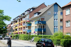 Fotos aus dem Hamburger Bezirk und Stadtteil Wandbek; Architketur der 1960er Jahre - mehrstöckige Wohnblocks mit Balkons in der Königsreihe.
