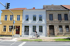 Teterow  ist eine Stadt im Landkreis Rostock in Mecklenburg-Vorpommern; restaurierte Wohnhäuser und Gebäude mit vernagelten Fenstern und abblätternder   Fassadenputz in der Niels-Stensen Straße.