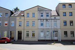 Teterow  ist eine Stadt im Landkreis Rostock in Mecklenburg-Vorpommern; mehrstöckiges Doppelhaus im unterschiedlichen Renovierungszustand am Grünen Weg.