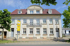 Teterow  ist eine Stadt im Landkreis Rostock in Mecklenburg-Vorpommern; Wohnhaus/Geschäftshaus an der Malchiner Straße.