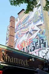 Fotos aus dem Hamburger Stadtteil Sankt Pauli, Bezirk Hamburg Mitte; Wandbild an einer Hausfassade beim Irish Pub Shamrock in der Feldstraße.