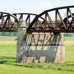 Reste der Eisenbahnbrücke über die Elbe bei Dömitz; Brückenträger mit Eisenkonstruktion.