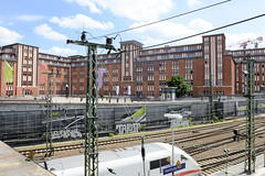 Fotografien aus dem Hamburger Stadtteil Hammerbrook, Bezirk Hamburg Mitte; Blick über die Gleise am Hamburger Hauptbahnhof zum Gebäudekomplex des Hühnerpostens.