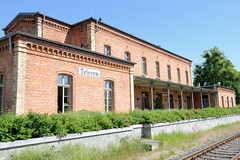 Teterow  ist eine Stadt im Landkreis Rostock in Mecklenburg-Vorpommern;  ehemaliger Bahnhofsgebäude mit bepflanzten Bahnsteig.