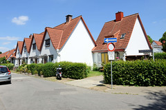 Fotos aus dem Hamburger Bezirk und Stadtteil Wandbek; Wohnhäuser in der Wandsbeker Gartenstadt - Lavendelweg.