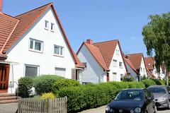 Fotos aus dem Hamburger Bezirk und Stadtteil Wandbek; Wohnhäuser in der Wandsbeker Gartenstadt - Rosmarinstraße.
