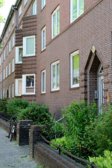 Fotos aus dem Hamburger Bezirk und Stadtteil Wandbek; expressionistische Architektur - Erker und Hauseingang, Lesserstraße.
