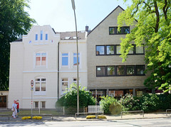 Fotos aus dem Hamburger Bezirk und Stadtteil Wandbek; moderne und historische Architektur an der Schloßstraße.