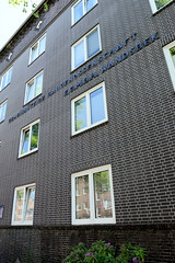 Fotos aus dem Hamburger Bezirk und Stadtteil Wandbek;  Klinkerhausfassade - Gemeinnützige Baugenossenschaft - Lesserstraße.