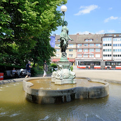 Fotos aus dem Hamburger Bezirk und Stadtteil Wandbek; Puhvogelbrunnen am Wandsbeker Marktplatz - errichtet 1907 / Bildhauer Cuno von  Uechtritz-Steinkirch.