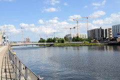Fotos aus dem Hamburger Stadtteil Hafencity, Bezirk Hamburg Mitte;  Blick vom Versmann Kai über den Baakenhafen zum Petersenkai, der Baakenparkbrücke und dem Baakenpark.
