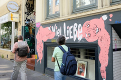 Fotos aus dem Hamburger Stadtteil Sankt Pauli, Bezirk Hamburg Mitte; Graffiti VIEL Liebe  an einer Hausfassade in der Glashüttenstraße.