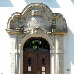 Fotos aus dem Hamburger Bezirk und Stadtteil Wandbek; Eingang mit Schriftzug Amtsgericht in der Schädlerstraße - errichtet 1908, Architekt  Paul Thoemer.