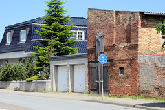 Teterow  ist eine Stadt im Landkreis Rostock in Mecklenburg-Vorpommern; alter Ziegelschuppen neben modernen Garagen.