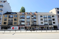Bilder aus dem Hamburger Stadtteil Rotherbaum, Bezirk Hamburg Eimsbüttel; Wohnhäuser mit Geschäften in der Grindelallee.