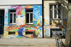 Fotos aus dem Hamburger Stadtteil Sankt Pauli, Bezirk Hamburg Mitte; Hausfassade mit Wandbild in der Mathildenstraße.