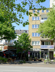 Fotos aus dem Hamburger Stadtteil Sankt Pauli, Bezirk Hamburg Mitte. Flachbauten an der Feldstraße - Fassade des traditionellen Irish Pub Shamrock.