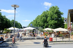 Fotos aus dem Hamburger Bezirk und Stadtteil Wandbek; Außengastronomie mit Sonnenschirmen auf dem Wandsbeker Marktplatz.