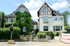 Fotos aus dem Hamburger Bezirk und Stadtteil Wandbek; Wohnhäuser / Villen in der Bovestraße - unterschiedliche Restauration.