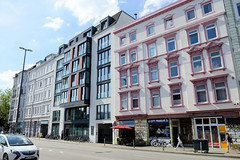 Fotos aus dem Hamburger Stadtteil Sankt Pauli, Bezirk Hamburg Mitte; Etagenhäuser mit kleinen Geschäften am Neuen Kamp.