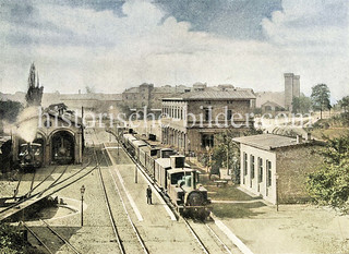 Historische Ansicht vom Hamburger Klostertorbahnhof - lks. ein Lokschuppen mit Drehscheibe; im Hintergrund die Zinnentürme vom Empfangsgebäude vom Berliner Bahnhof am Deichtorplatz.