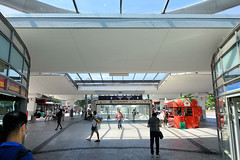 Fotos aus dem Hamburger Bezirk und Stadtteil Wandbek; Eingang der U-Bahn-Station Wandsbek Markt.