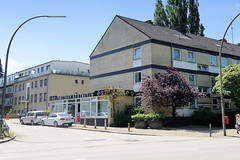Fotos aus dem Hamburger Bezirk und Stadtteil Wandbek; Architketur der 1960er Jahre - Wohnhäuser, gelbe Ziegel als Fassade / Geschäft mit Flachdach in der Litzowstraße.