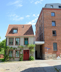 Teterow  ist eine Stadt im Landkreis Rostock in Mecklenburg-Vorpommern; kleines Wohnhaus mit schiefen Türbalken und Kletterrosen an der Mühlenstraße.