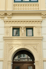 Fotos aus dem Hamburger Stadtteil Sankt Pauli, Bezirk Hamburg Mitte; Hausfassade mit Stuckverzierung und Putte in der Glashüttenstraße.