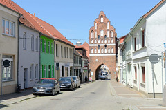 Teterow  ist eine Stadt im Landkreis Rostock in Mecklenburg-Vorpommern; Blick durch die Malchiner Straße zum historischen Stadttor / Malchiner Tor.