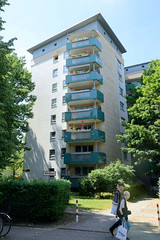 Fotos aus dem Hamburger Bezirk und Stadtteil Wandbek; Hochhaus im Baustil der 1960 / 70er Jahre an  der Klappstraße.