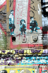 Fotos aus dem Hamburger Stadtteil Hafencity, Bezirk Hamburg Mitte; Graffiti an einer alten Hausmauer im Oberhafenquartier.