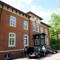 Fotos aus dem Hamburger Bezirk und Stadtteil Wandbek; Bove Haus in der Bovestraße - errichtet 1861 / 1880, Architekt Georg Luis.