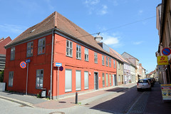 Teterow  ist eine Stadt im Landkreis Rostock in Mecklenburg-Vorpommern; unter Denkmalschutz stehendes klassizistisches rotes Fachwerkhaus in der Warener Straße.