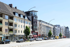 Bilder aus dem Hamburger Stadtteil Rotherbaum, Bezirk Hamburg Eimsbüttel; mehrstöckige Wohnhäuser mit Geschäften in der Grindelallee - parkende Autos.