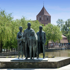 Teterow  ist eine Stadt im Landkreis Rostock in Mecklenburg-Vorpommern; Denkmal für Verfolgte des Naziregimes am Mühlenteich - Bildhauer  Wolfgang Eckardt, 1970.