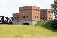 Reste der Eisenbahnbrücke über die Elbe bei Dömitz; restauriertes Brückenportal.