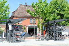 Fotos aus dem Hamburger Bezirk und Stadtteil Wandbek; U-Bahnhof Wandsbek-Gartenstadt - überdachter Fahrrad-Parkplatz.