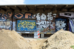 Fotos aus dem Hamburger Stadtteil Hafencity, Bezirk Hamburg Mitte; Graffiti an einer alten Hausmauer im Oberhafenquartier.