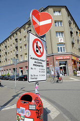 Fotos aus dem Hamburger Stadtteil Sankt Pauli, Bezirk Hamburg Mitte; Hinweisschild für Alkoholverbot.