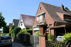 Fotos aus dem Hamburger Bezirk und Stadtteil Wandbek; Einzelhäuser mit Spitzdach / Satteldach in der Pillauer Straße.