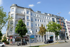 Fotos aus dem Hamburger Stadtteil Sankt Pauli, Bezirk Hamburg Mitte; Etagenhäuser mit kleinen Geschäften am Neuen Kamp / Neuer Pferdemarkt.
