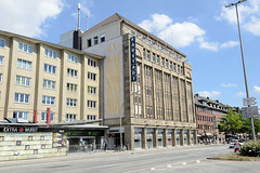 Fotos aus dem Hamburger Bezirk und Stadtteil Wandbek; Gebäude Karstadt Kaufhaus an der Wandsbeker Marktstraße - errichtet 1922 / Architekt Karl Gustav Bensel.