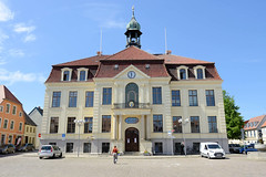 Teterow  ist eine Stadt im Landkreis Rostock in Mecklenburg-Vorpommern; Rathaus am Marktplatz, errichtet 1910.
