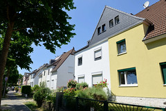 Fotos aus dem Hamburger Bezirk und Stadtteil Wandbek; Doppelhäuser mit unterschiedlicher Fassadengestaltung in der Pillauer Straße.