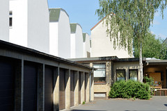 Fotos aus dem Hamburger Stadtteil Sankt Pauli, Bezirk Hamburg Mitte; Garagen  im Hinterhof an der Beckstraße.
