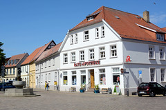 Teterow  ist eine Stadt im Landkreis Rostock in Mecklenburg-Vorpommern; Geschäftshäuser / Ratsapotheke, Hechtbrunnen am Marktplatz.